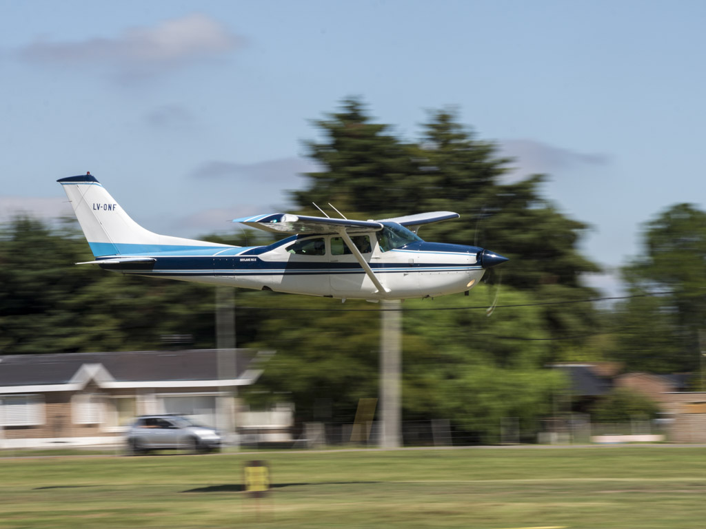 Cessna 182 en vuelo rasante.