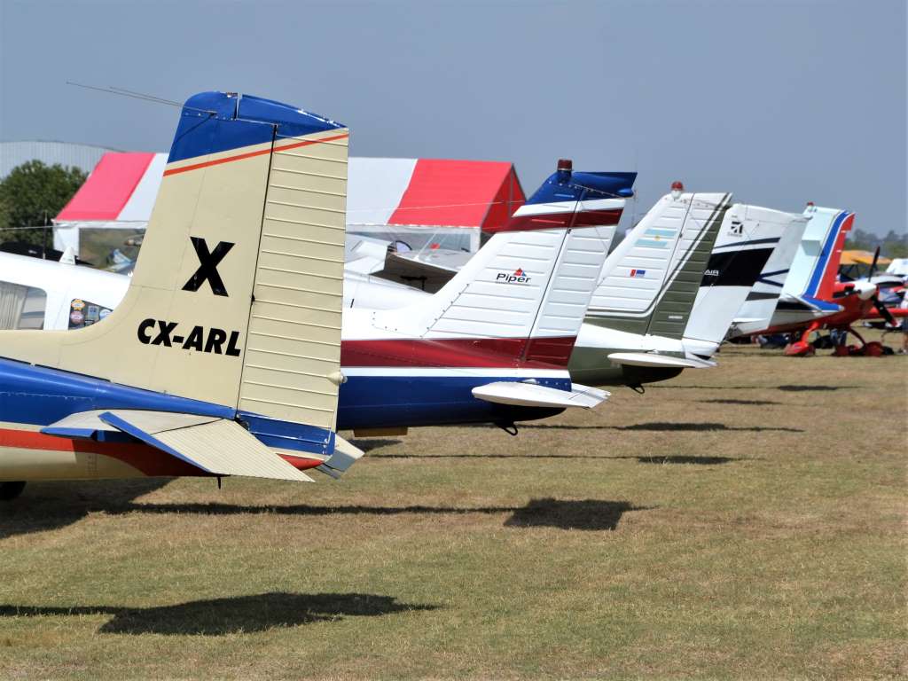 Colas. En primer plano un avión con matrícula de Uruguay. 