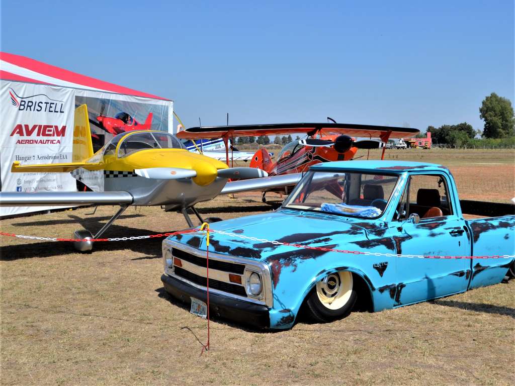 Una Chevrolet C10 entre aviones.