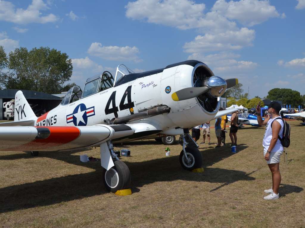 Foto al T-6 Texan en tierra