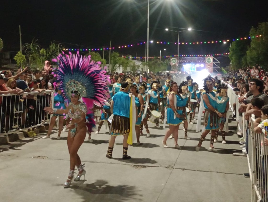 La Copa Carnaval llenó de color y baile a Merlo