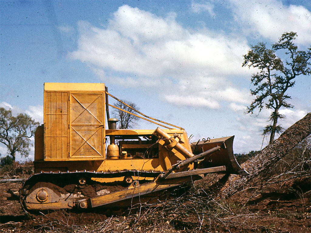 Desmonte con máquina topadora, volteando un quebracho. Santiago del Estero.