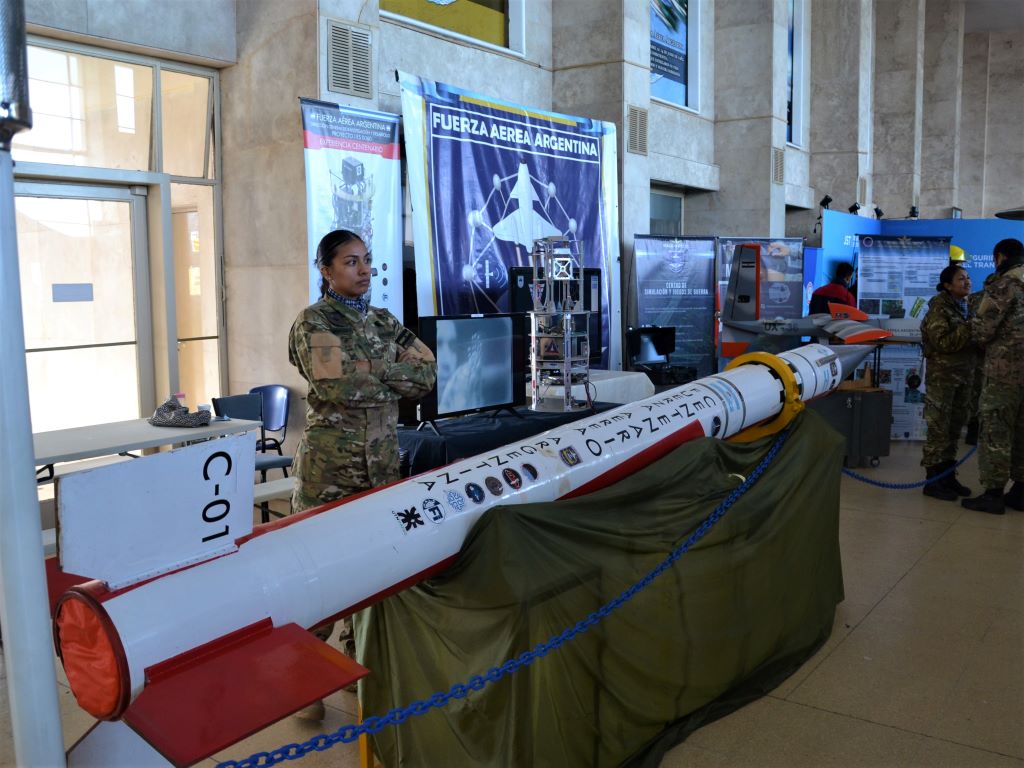 Stands de las distintas instituciones de la Fuerza Aérea. En primer plano, un cohete Centenario. 