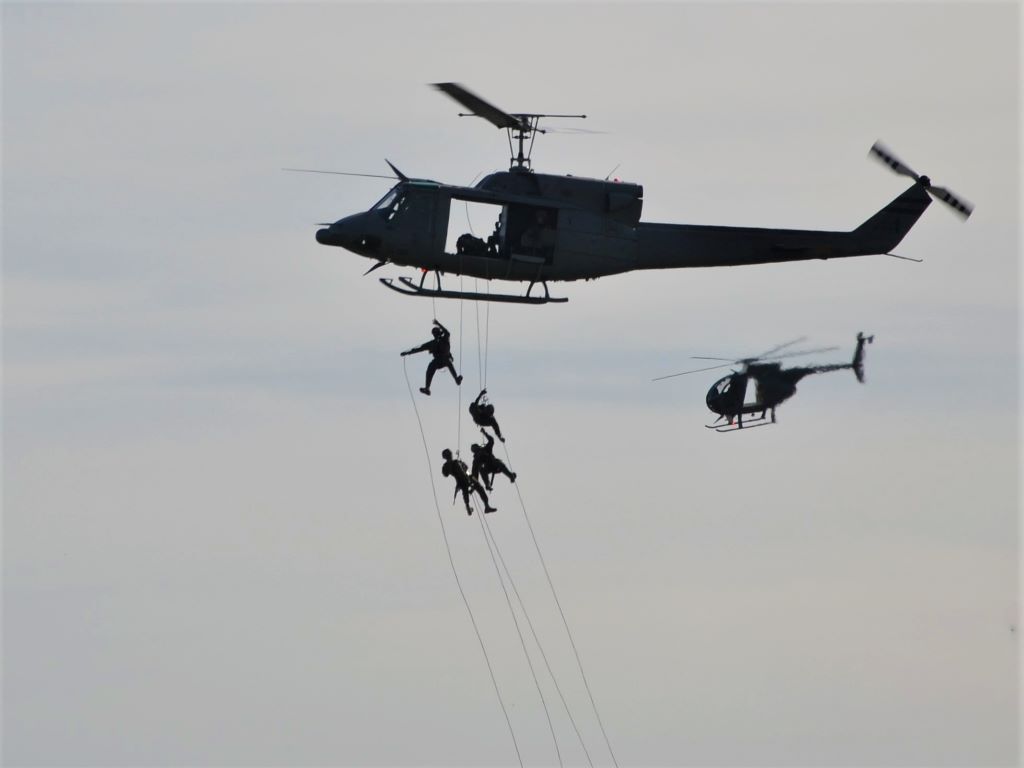 El Grupo de Operaciones Especiales descendiendo en rapel de un Bell 212 de la VII Brigada Aérea