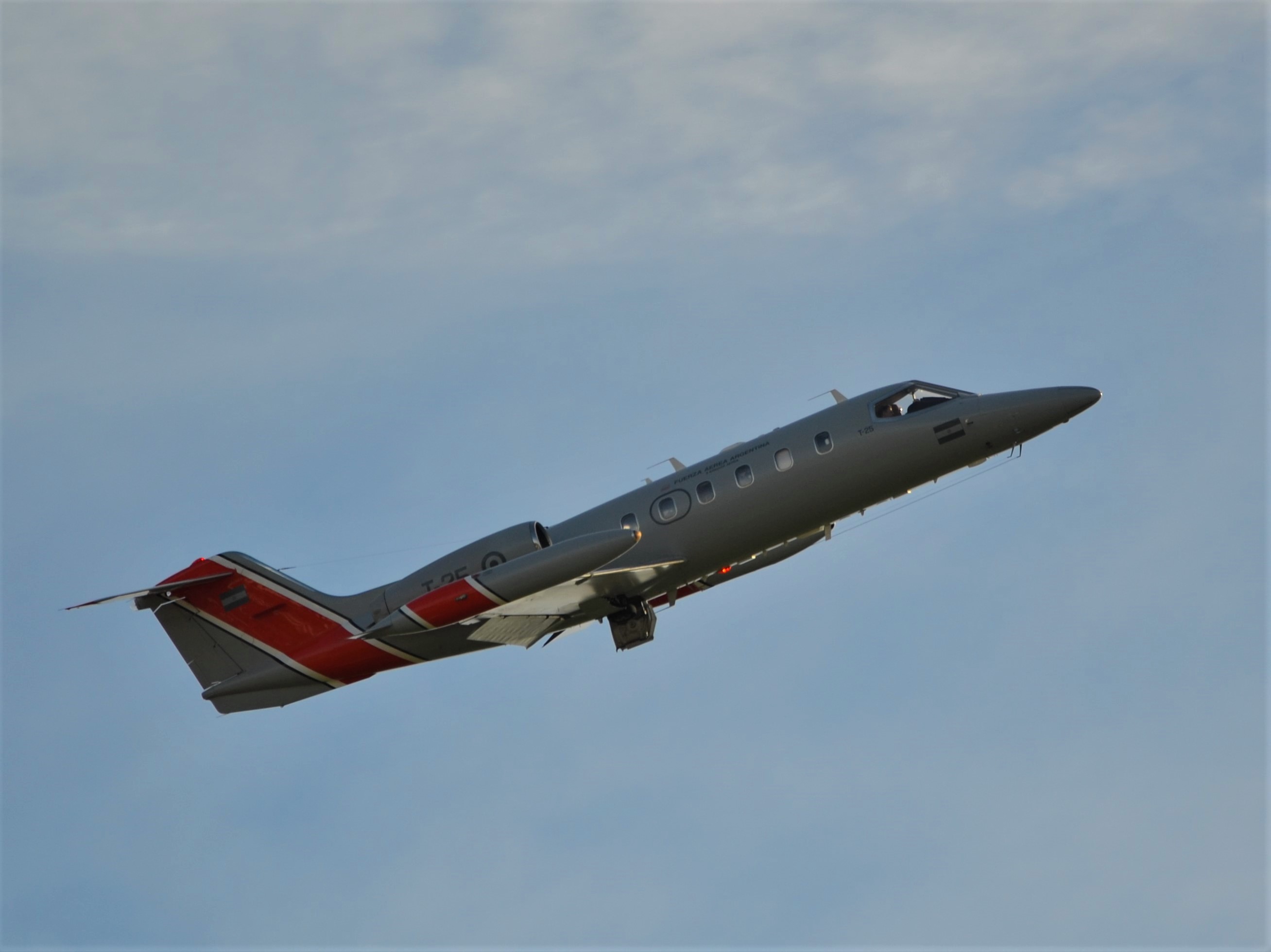 Learjet 35 trepando.