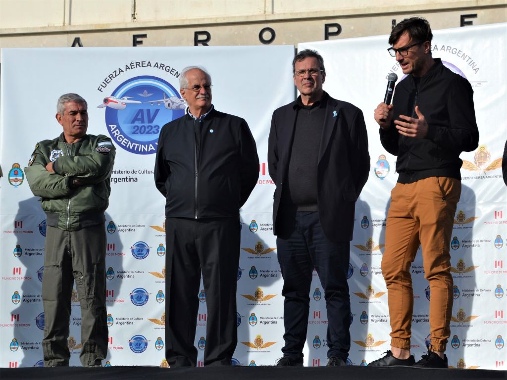 JEMGFA Brigadier General Xavier Julián Isaac, Ministro de Defensa Jorge Taiana, Ministro de Cultura Tristán Bauer, Intendente de Morón Lucas Ghi. 