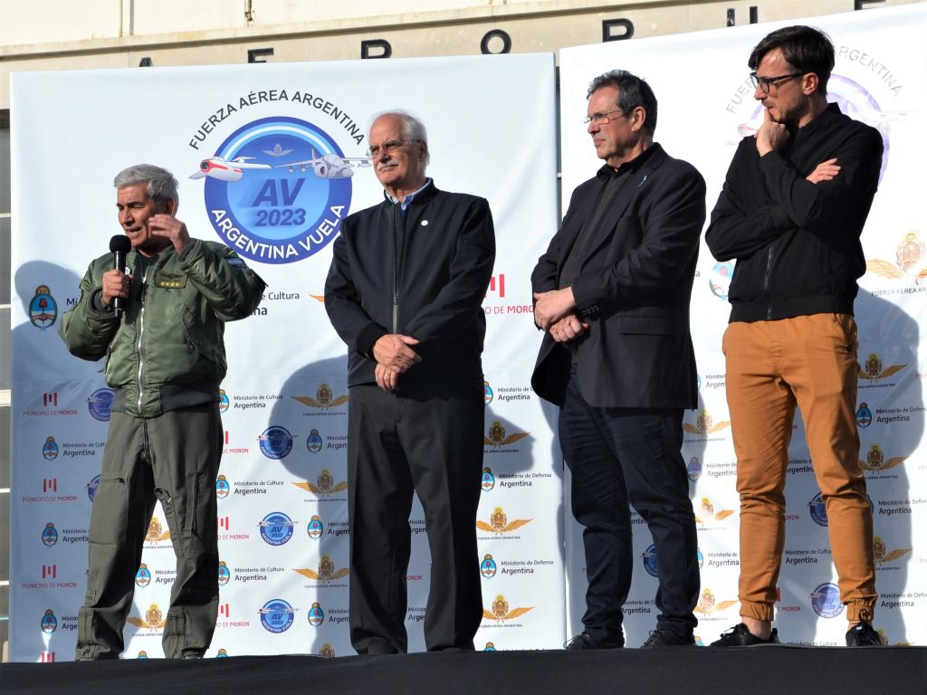 JEMGFA Brigadier General Xavier Julián Isaac, Ministro de Defensa Jorge Taiana, Ministro de Cultura Tristán Bauer, Intendente