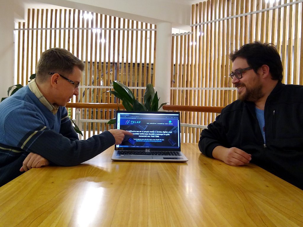 Gabriel Colonna y Leandro Fernández Vivas presentando Telar CMS. Foto: Iván Vázquez de Lemon Studio Inc. 