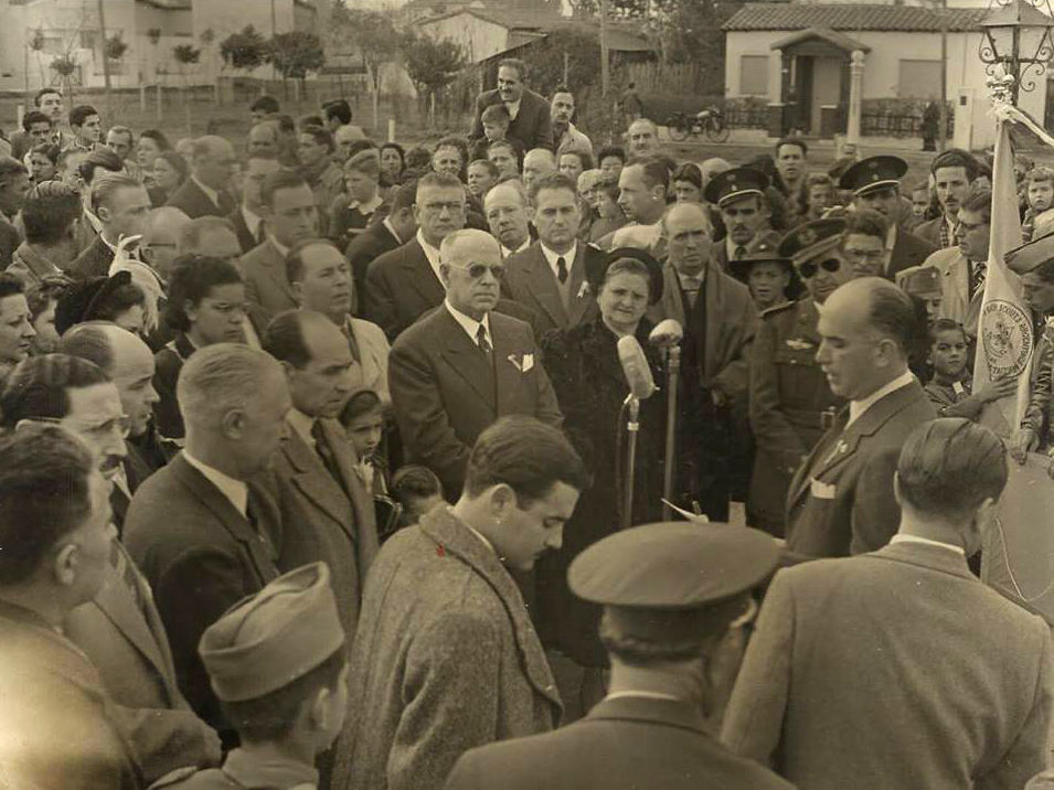 Los abuelos de Juan Carlos Policicchio apadrinaron la Plaza de los Españoles: Celestina Josefa Farina fue la encargada de confeccionar la bandera de España y José Pascual Martí­nez la de Argentina.