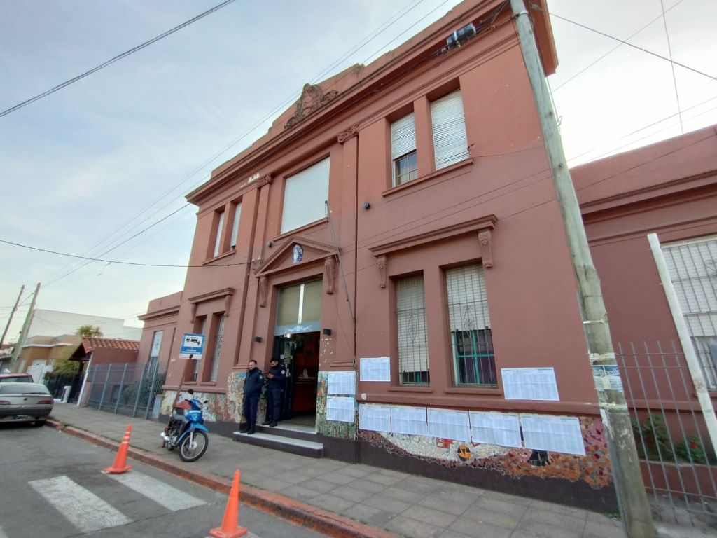 Escuela Primaria Nº 17 de Maison 531, Barrio Parque Castelar Castelar Sur. 