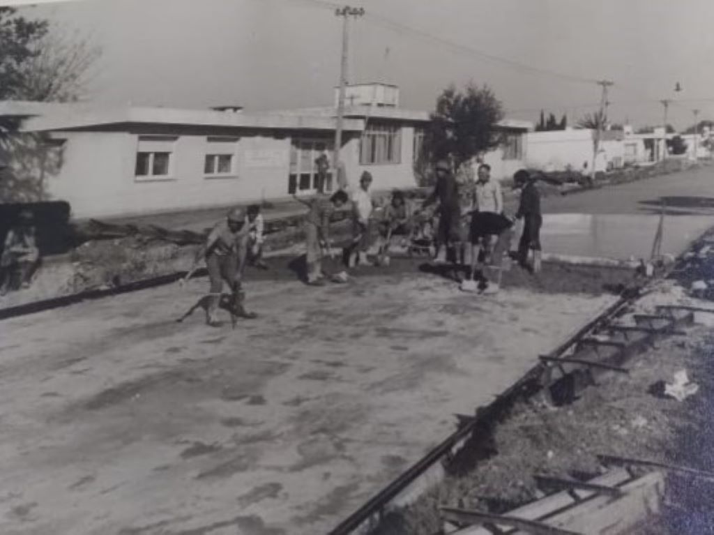 Trabajos de asfalto sobre la calle Pergamino frente a la Escuela 75. 