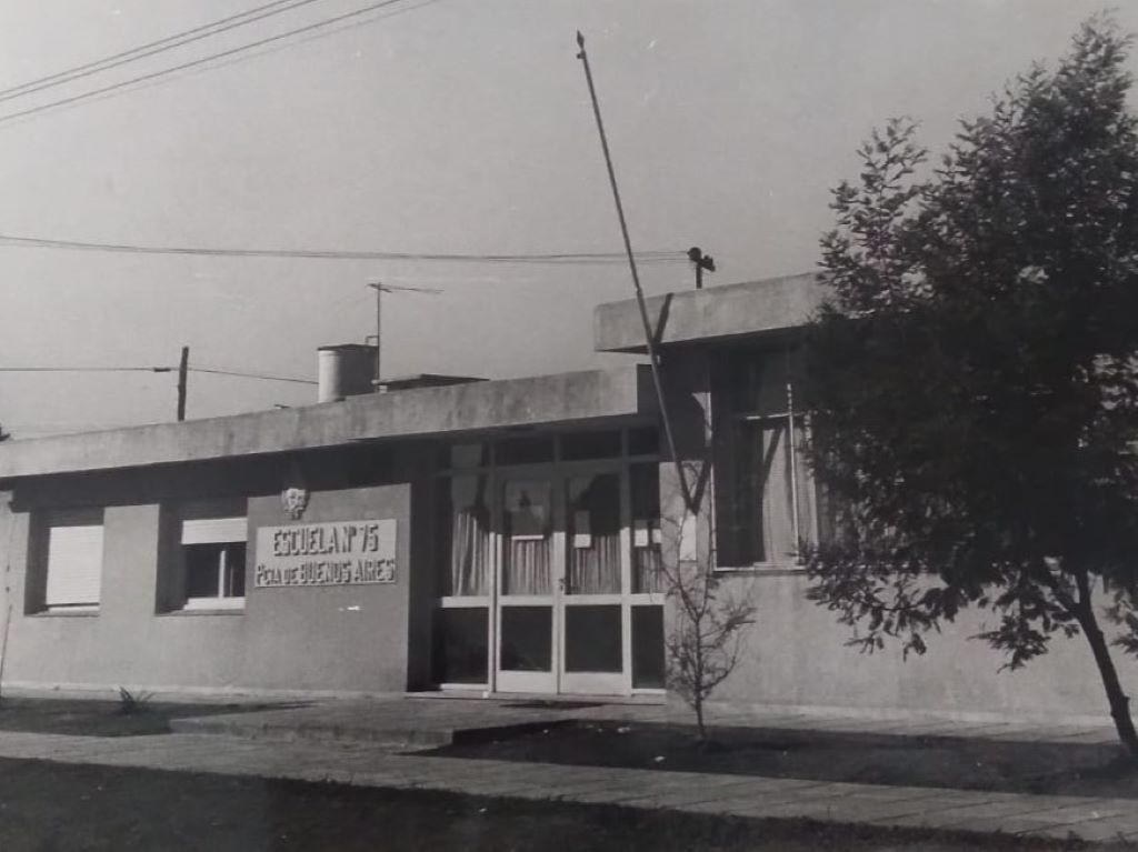 La Escuela 75 en sus inicios. Foto de 1974. 