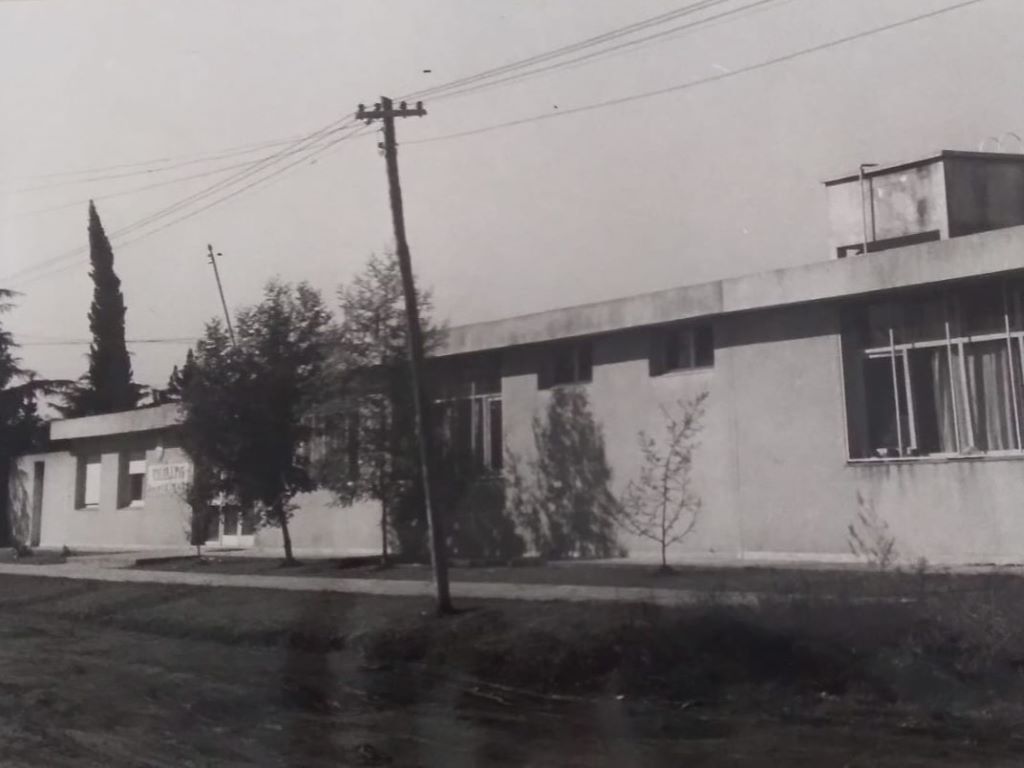 La Escuela 75 en sus inicios. Foto de 1974. 