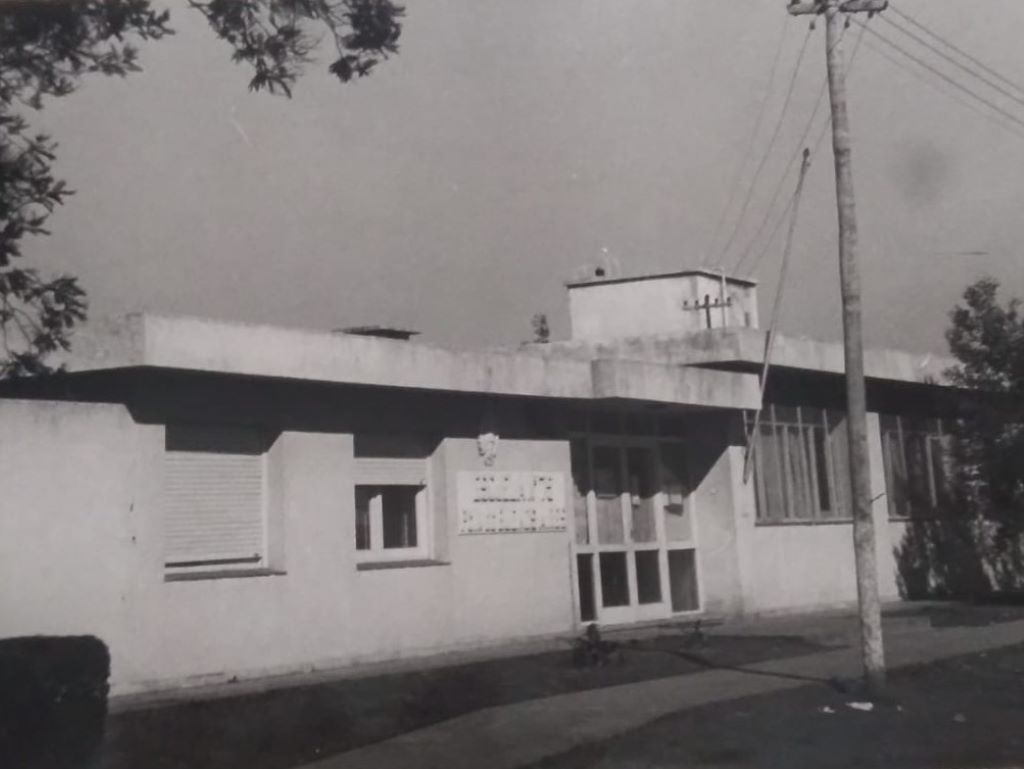 La Escuela 75 en sus inicios. Foto de 1974. 