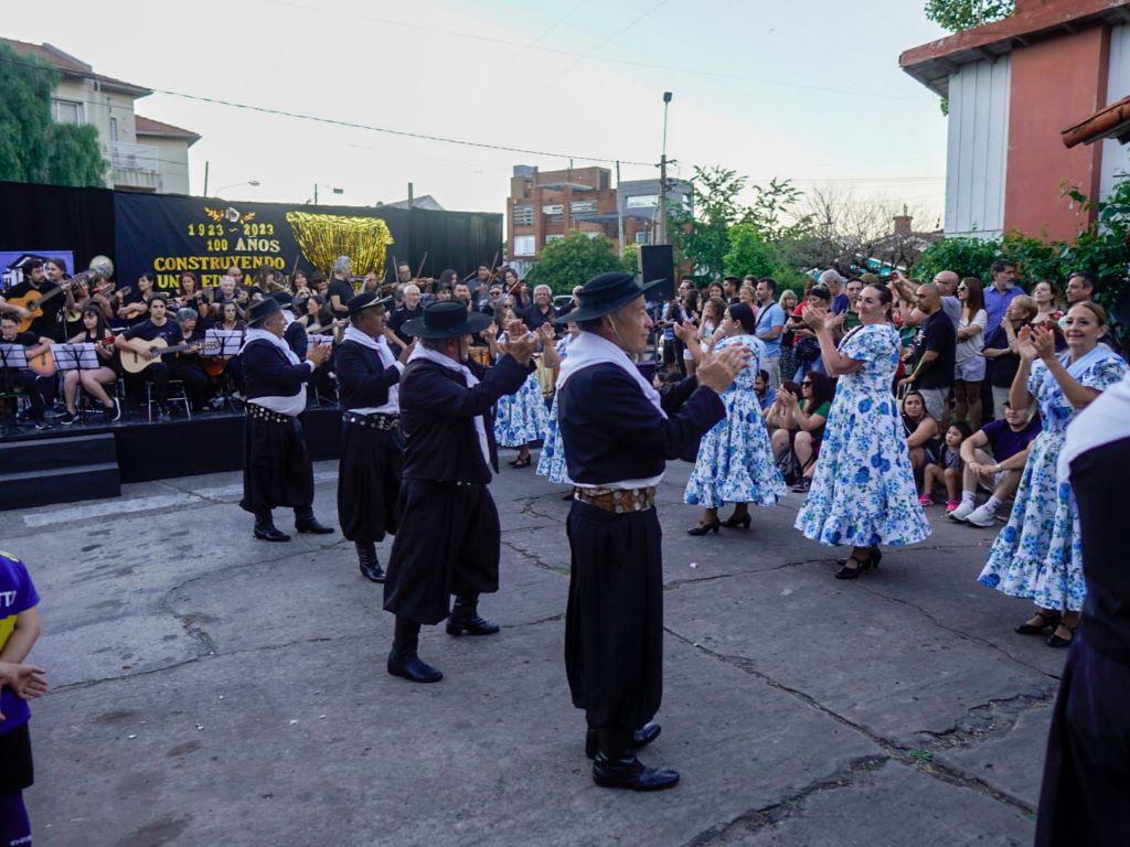 La Escuela 23 cumplió 100 años y lo celebró con fiesta multitudinaria sobre la calle Los Andes, a metros de Caseros, en Haedo. 