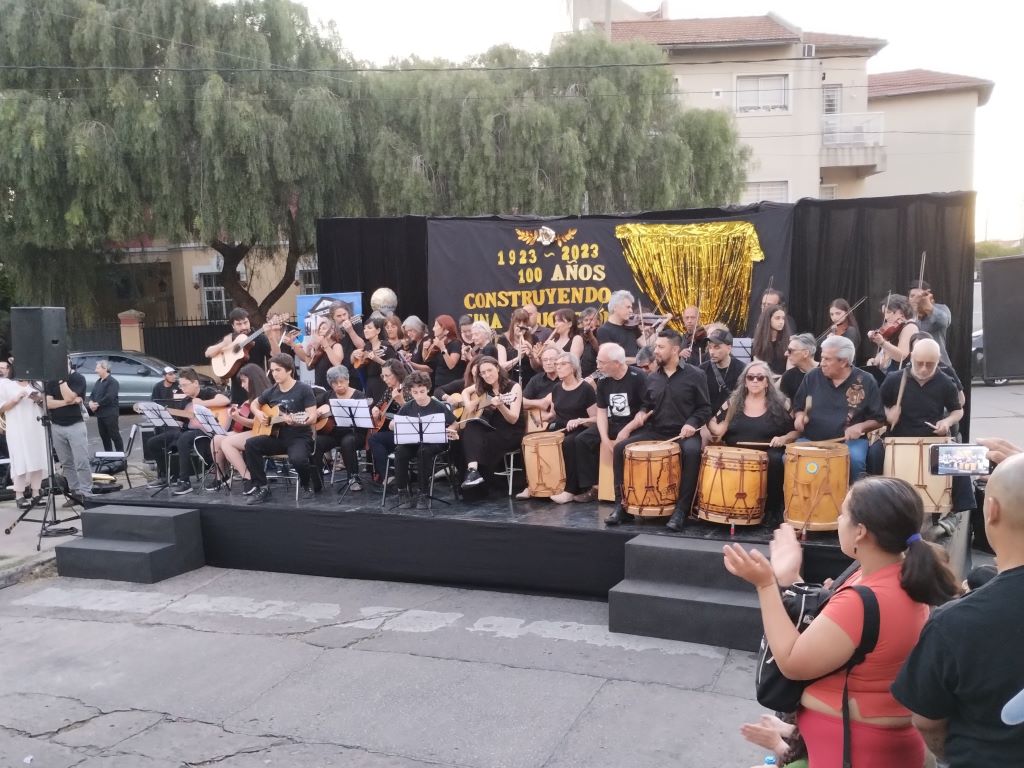 La Escuela 23 cumplió 100 años y lo celebró con fiesta multitudinaria sobre la calle Los Andes, a metros de Caseros, en Haedo. 