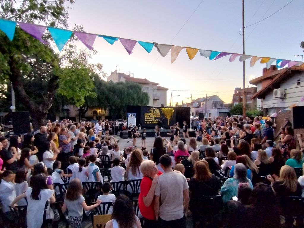 La Escuela 23 cumplió 100 años y lo celebró con fiesta multitudinaria sobre la calle Los Andes, a metros de Caseros, en Haedo. 