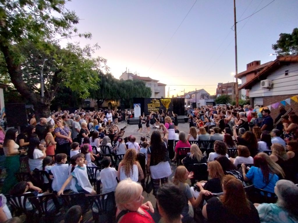 La Escuela 23 cumplió 100 años y lo celebró con fiesta multitudinaria sobre la calle Los Andes, a metros de Caseros, en Haedo. 