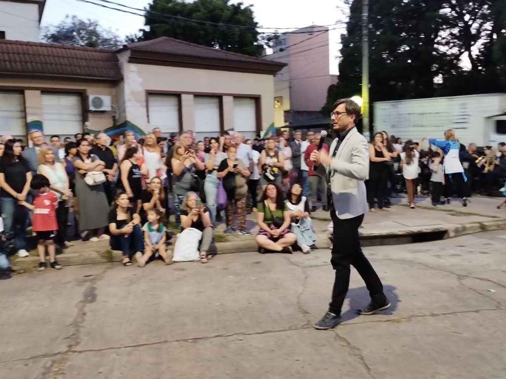 La Escuela 23 cumplió 100 años y lo celebró con fiesta multitudinaria sobre la calle Los Andes, a metros de Caseros, en Haedo. 