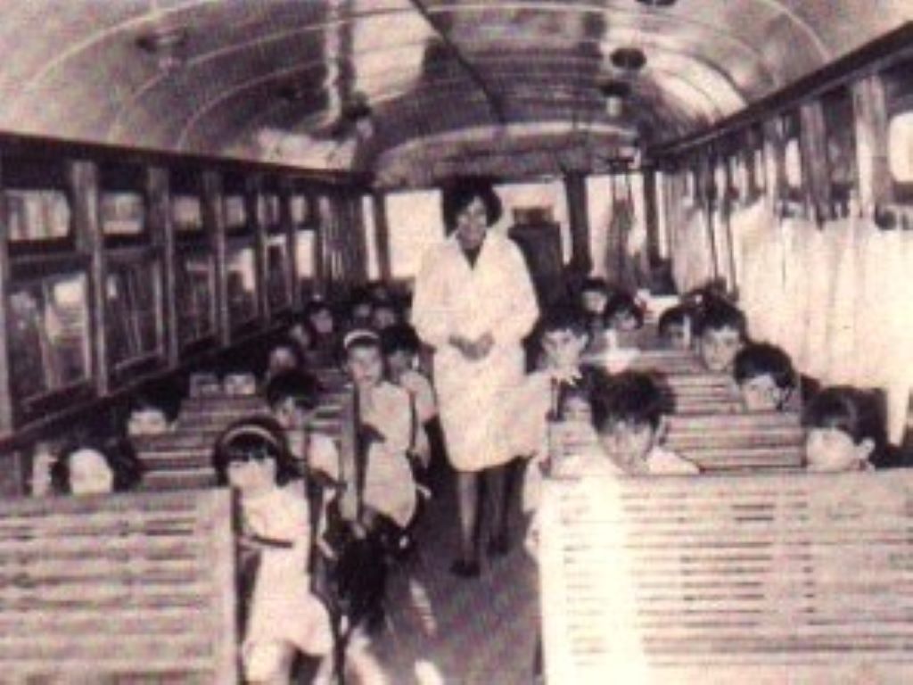 Sra. Elsa Bracco dando clases en el interior del tranvía, 1965. Foto IAHM.