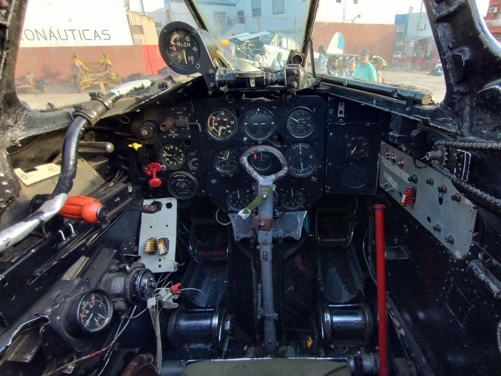 Cabina del Gloster Meteor IV. La Fuerza Aérea Argentina llegó a operar 100 de estas máquinas. 