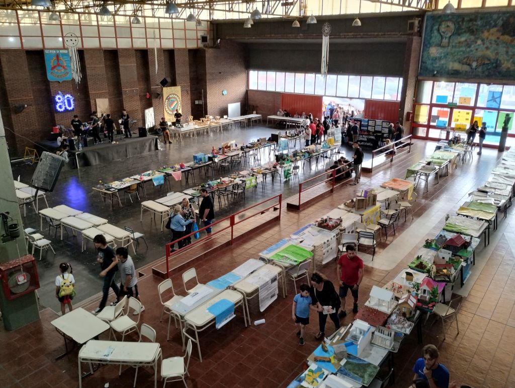 Muestra de los trabajos de los estudiantes en el patio interno de la Escuela Newbery.