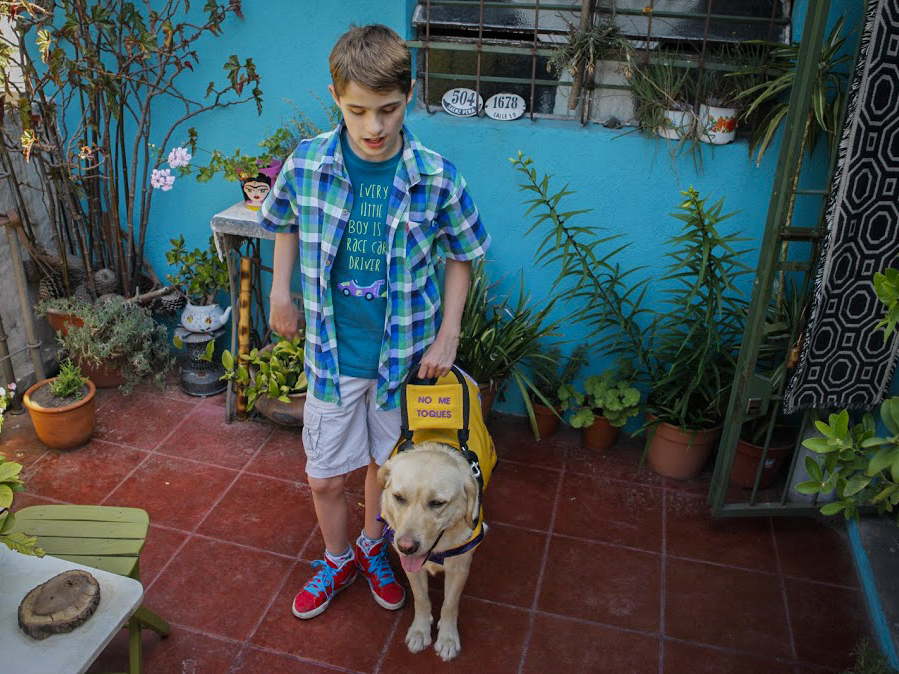 Felipe en su casa junto a su fiel compañera Nala.