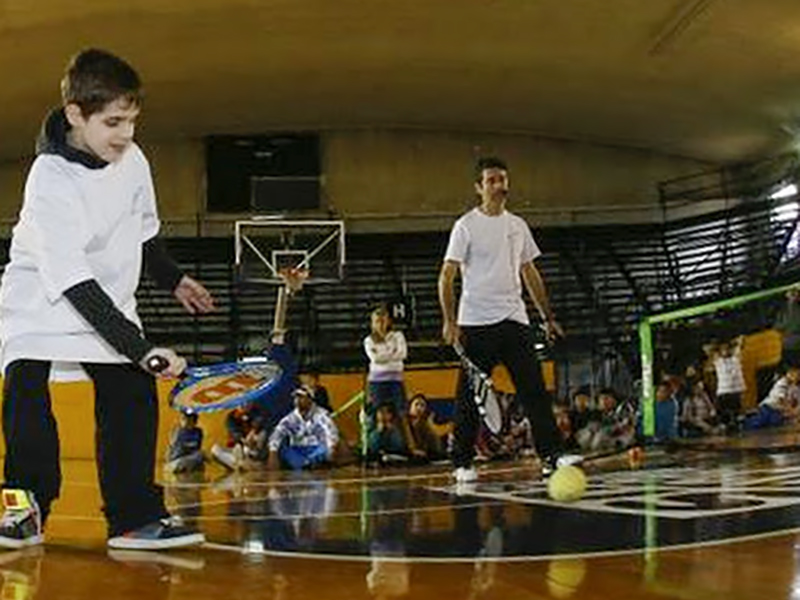 Felipe jugando al tenis