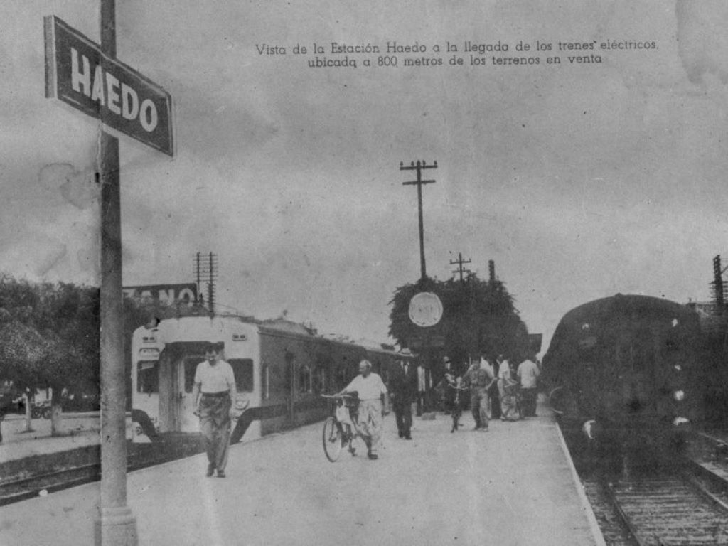 Estación Haedo, circa 1960, en donde se ven dos trenes eléctricos de distinta época. A la izquierda una formación Toshiba y a la derecha una formación Birmingham.
Fuente: Instituto y Archivo Histórico de Morón. 