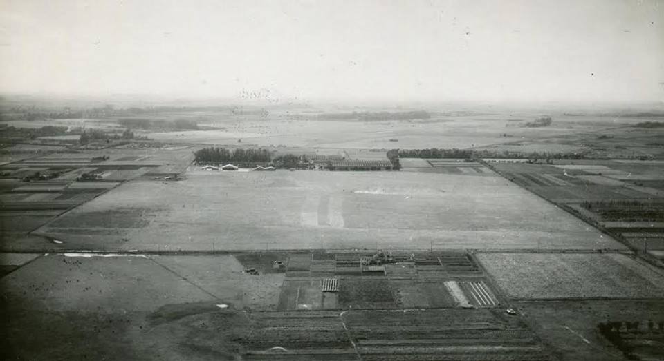 Vista aérea antigua del campo de aviación de Morón