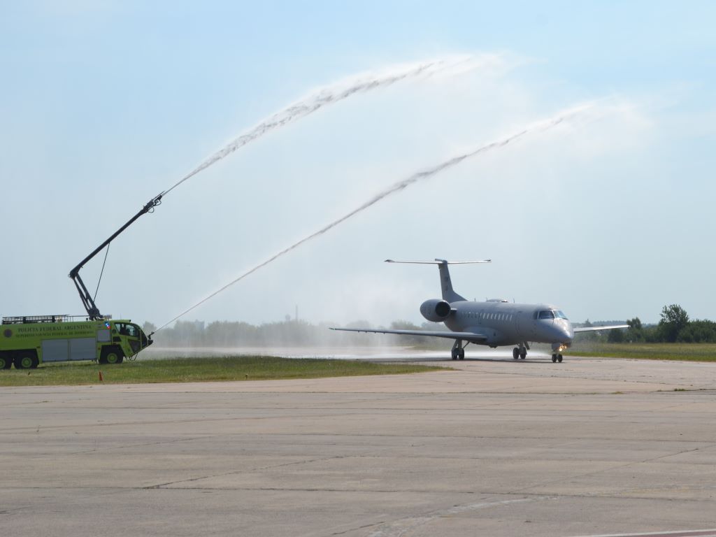 Un suceso clásico: cuando llega todo nuevo avión es bautizarlo con las aguas de los bomberos. 