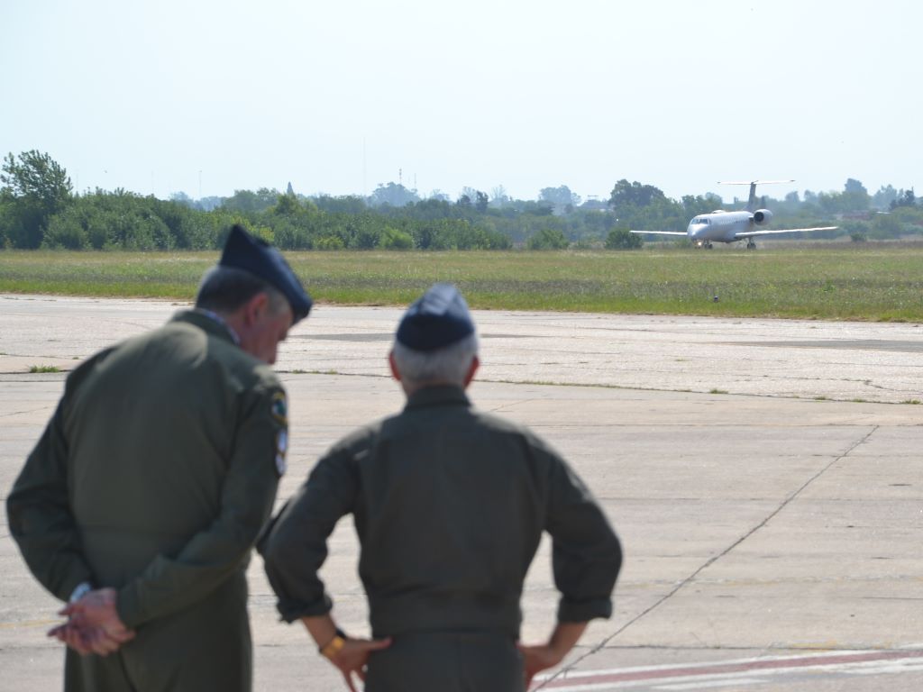 Los Brigadieres Mayores Xavier Isaac y Fernando Mengo charlan mientras ven al nuevo avión. 