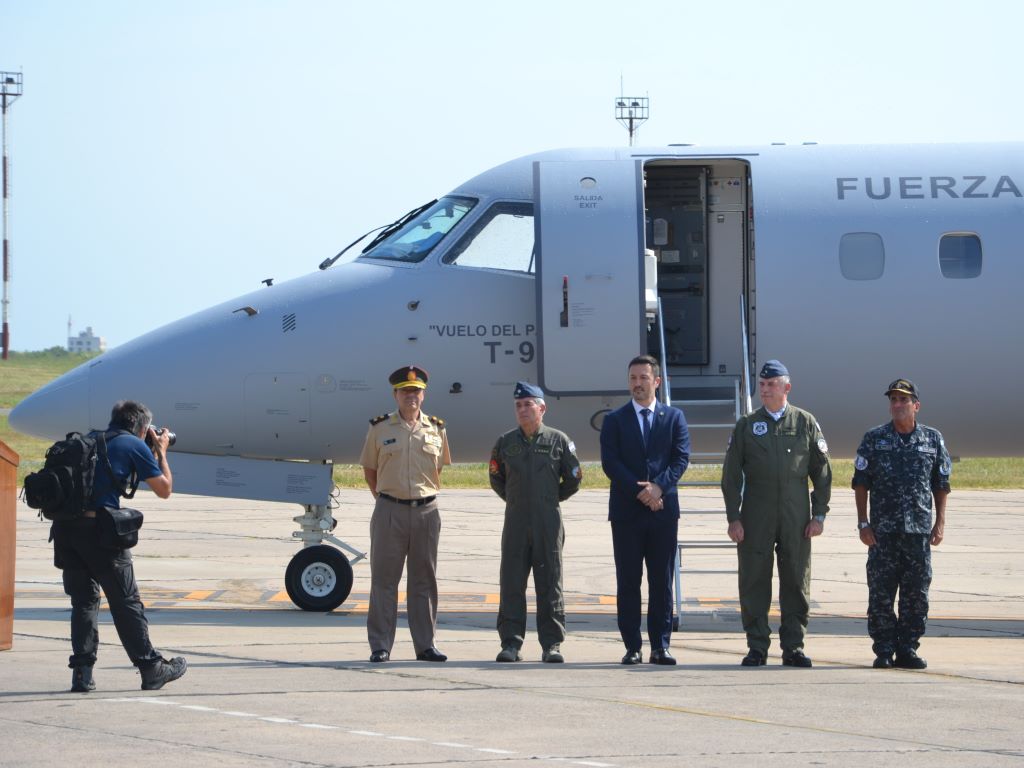 Jefes y Ministro posan para la cámara. 