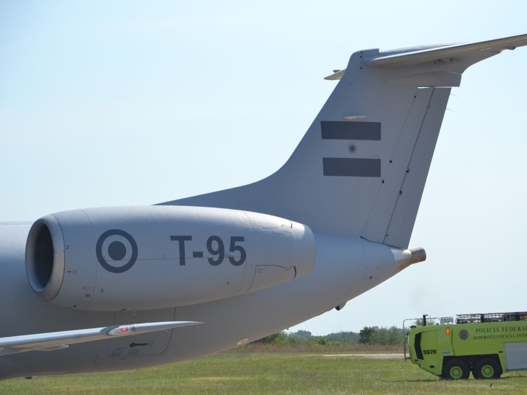 Bandera y escarapela, en tonos de baja visibilidad, en la parte trasera del avión. 