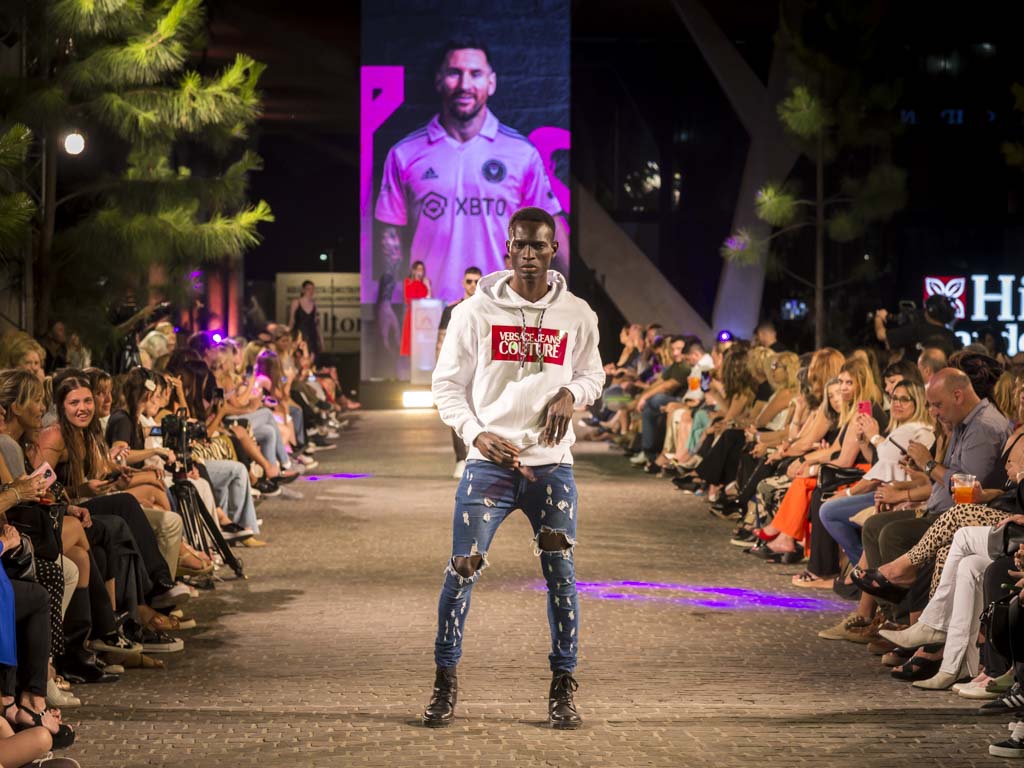 El desfile de moda Go Fashion cerró el año en Parque Leloir. 