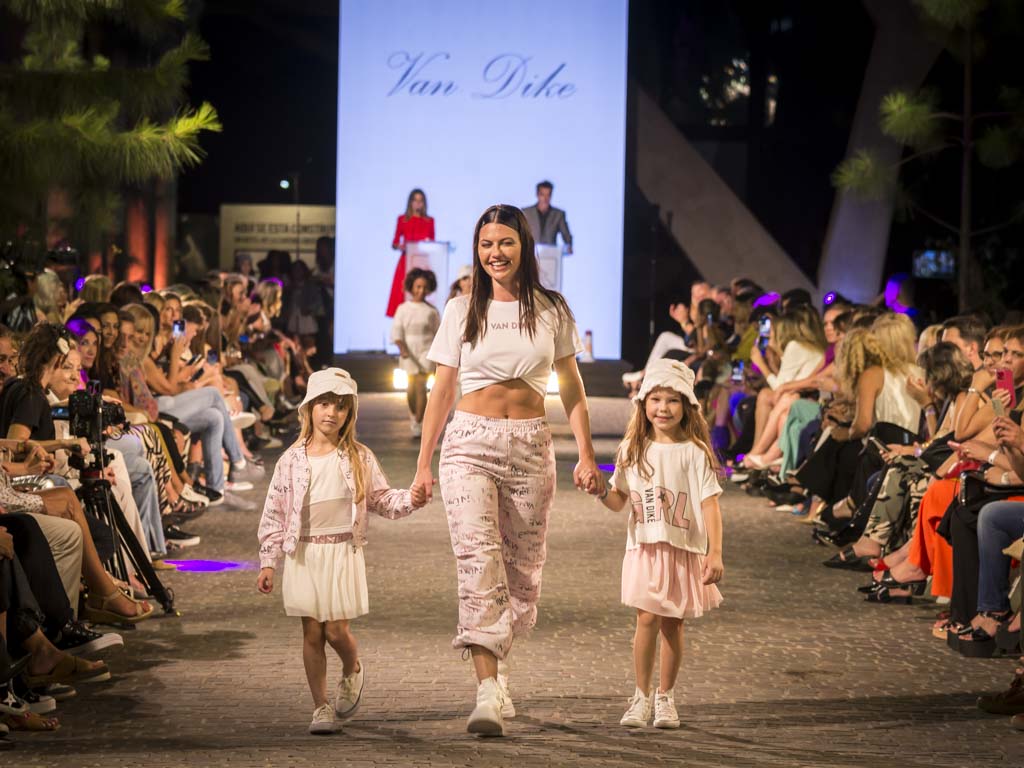 El desfile de moda Go Fashion cerró el año en Parque Leloir. 