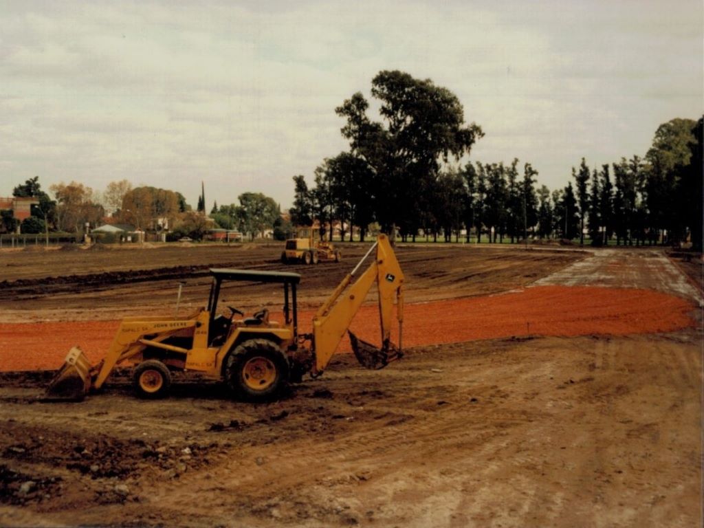 Construcción de la pista de atletismo del polideportivo. Colección Andrés Llinares. Fuente: Historia Morón. 