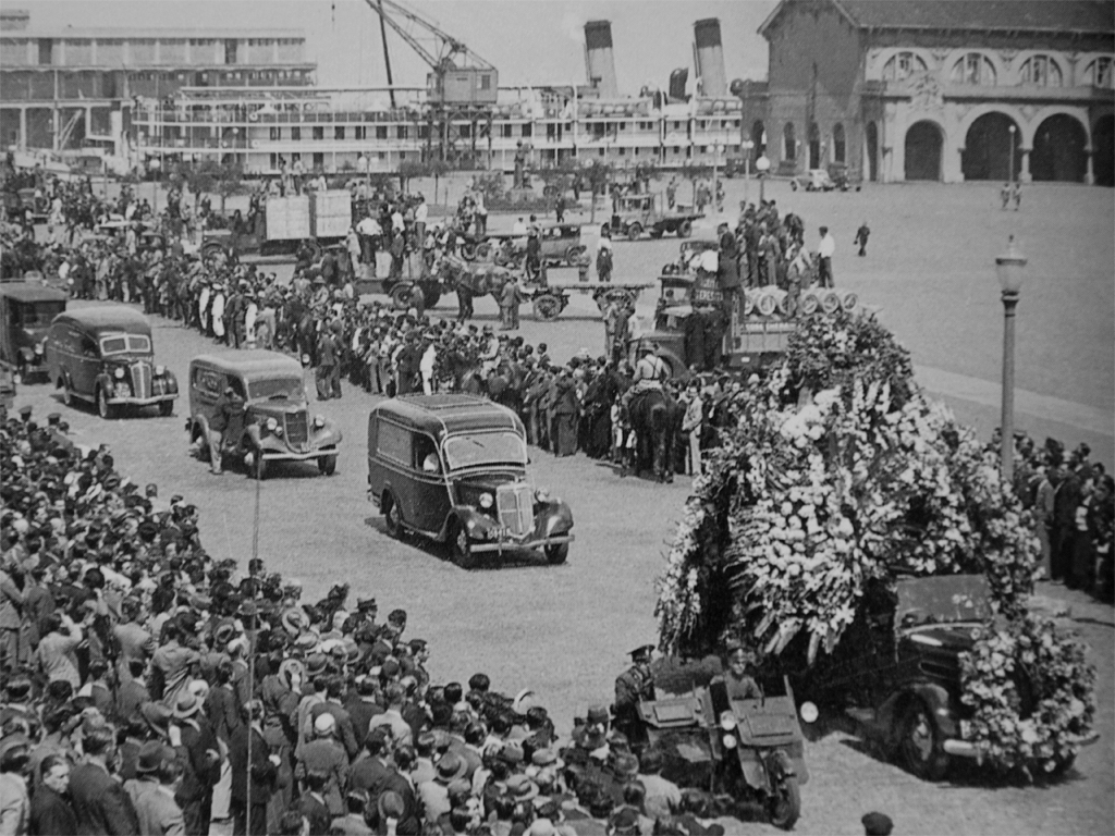 Cortejo fíºnebre de 9 furgones llevan los restos de los caidos en la batalla del Rí­o de la Plata