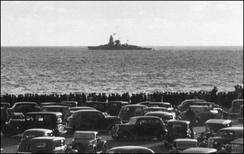 El Graf Spee sale de Montevideo y el píºblico espera la batalla