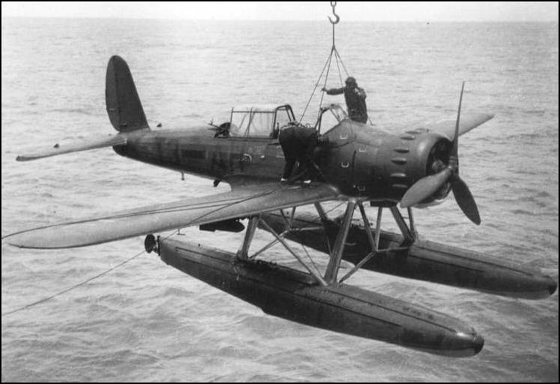El Arado, la hidronave espia del Graf Spee es elevada con la grua