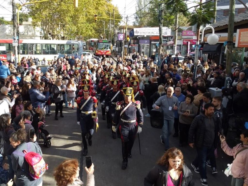En un día histórico los granaderos del General Sal Martín desfilaron pro el centro de la ciudad de Castelar.