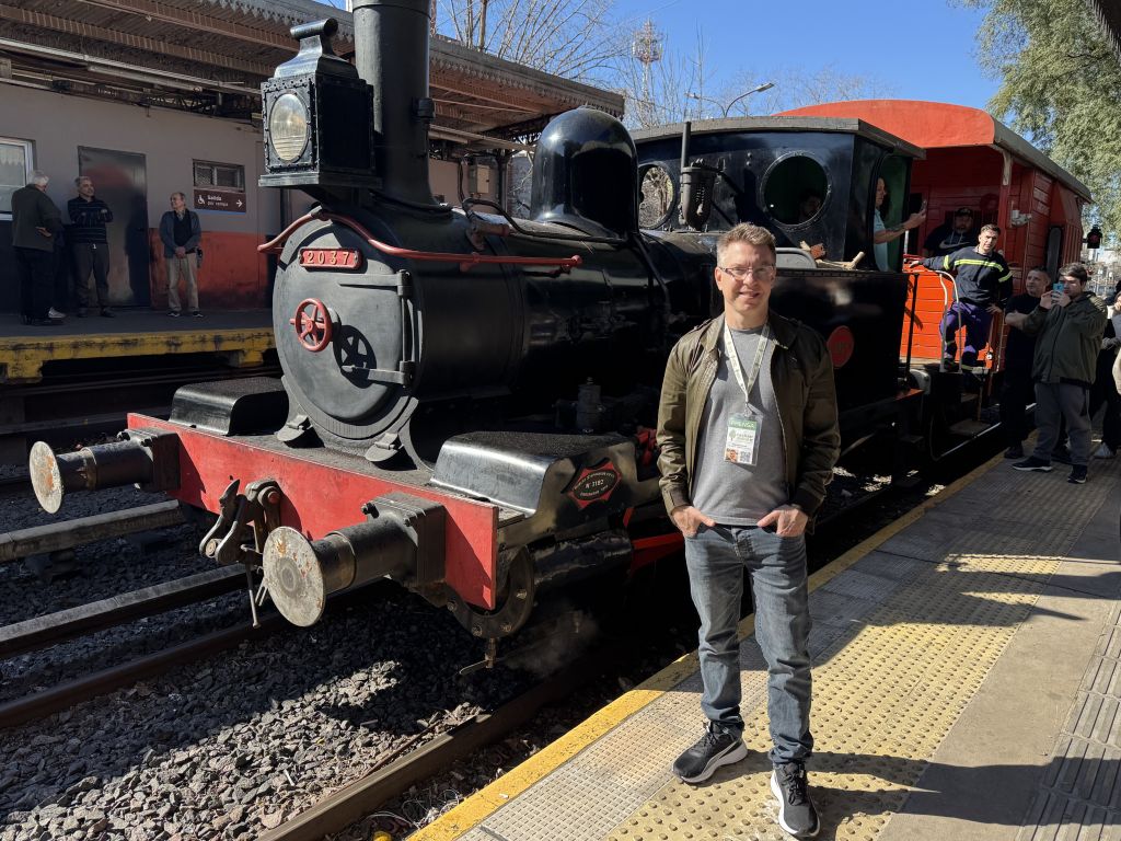 Gabriel Colonna, Director de Castelar Digital, y la Stephenson. 