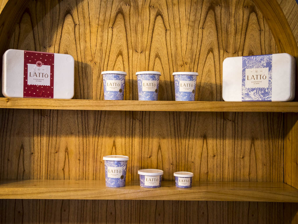 Latto Handmade Ice Cream es una heladería premium ubicada en Santa Rosa 1932, a metros de Munilla, en Castelar Norte.
