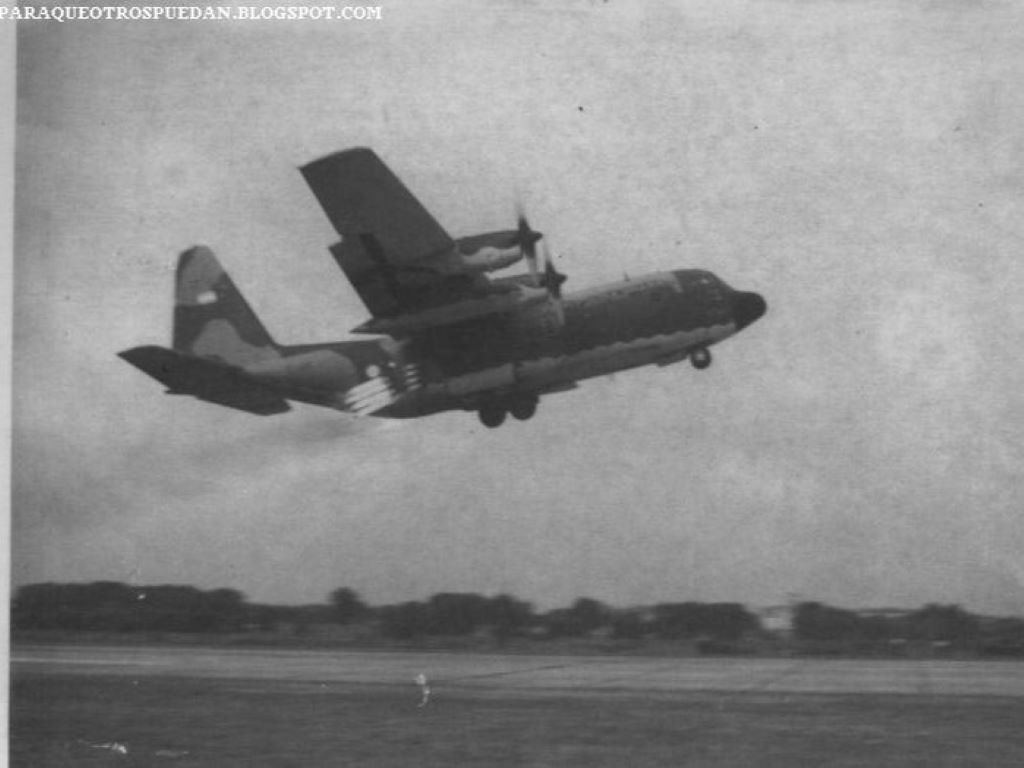 Hércules C-130 despegando con cohetes. Fuente: http://paraqueotrospuedan.blogspot.com