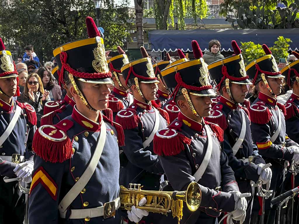 En un día histórico los granaderos del General Sal Martín desfilaron pro el centro de la ciudad de Castelar.