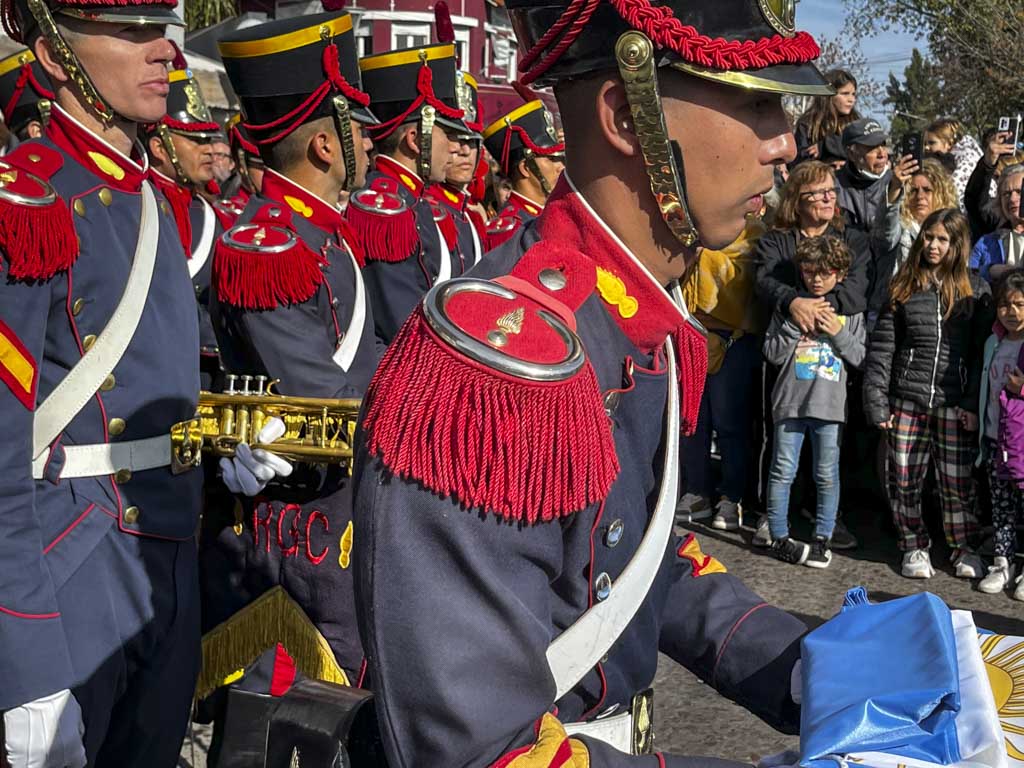 En un día histórico los granaderos del General Sal Martín desfilaron pro el centro de la ciudad de Castelar.