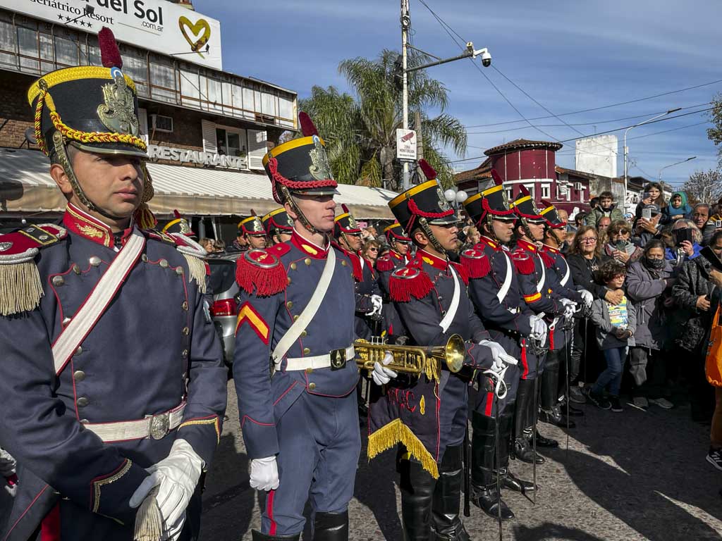 En un día histórico los granaderos del General Sal Martín desfilaron pro el centro de la ciudad de Castelar.