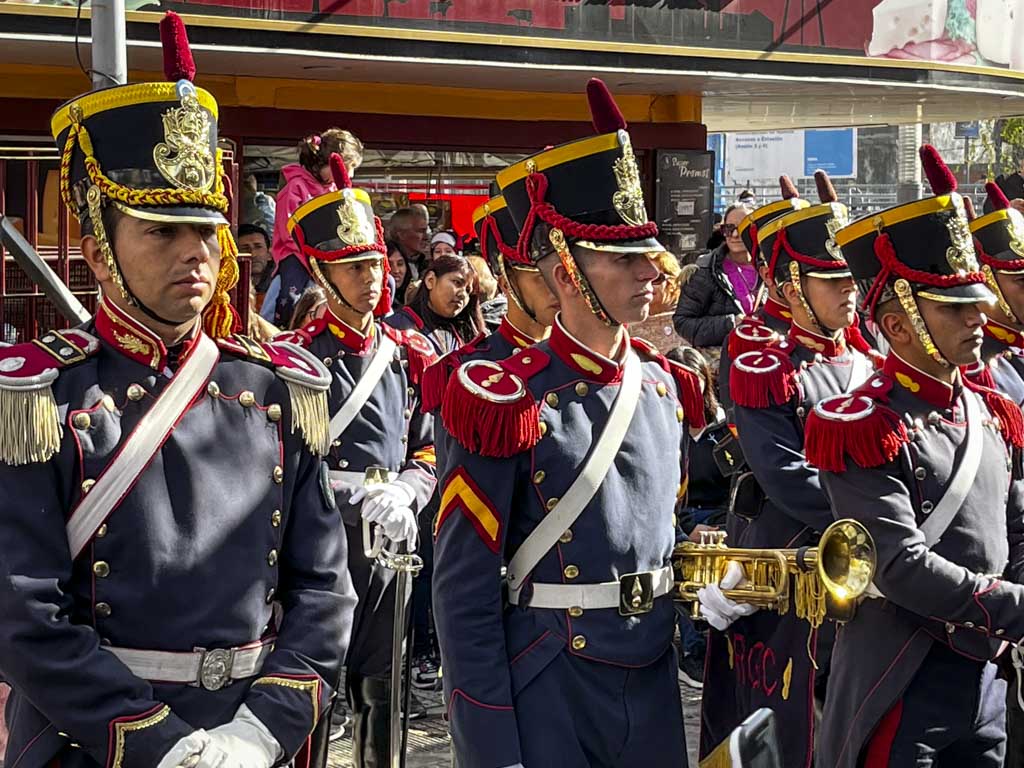 En un día histórico los granaderos del General Sal Martín desfilaron pro el centro de la ciudad de Castelar.