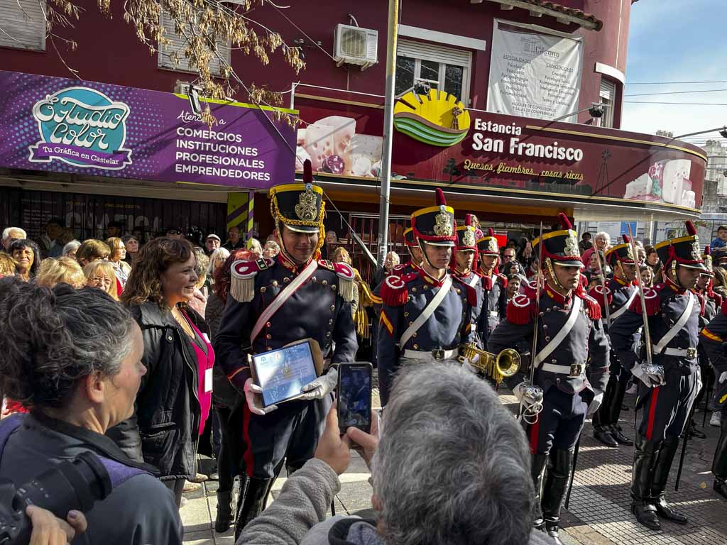 En un día histórico los granaderos del General Sal Martín desfilaron pro el centro de la ciudad de Castelar.