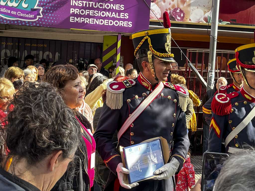 En un día histórico los granaderos del General Sal Martín desfilaron pro el centro de la ciudad de Castelar.